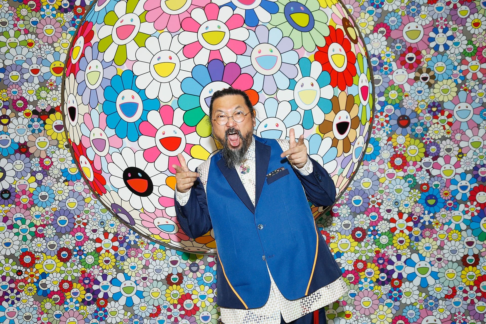 Der japanische Künster Takshi Murakami vor einem seiner Werke.