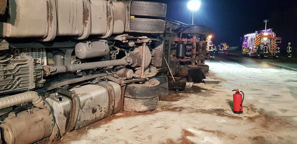 Der verunglückte Lkw auf der A38