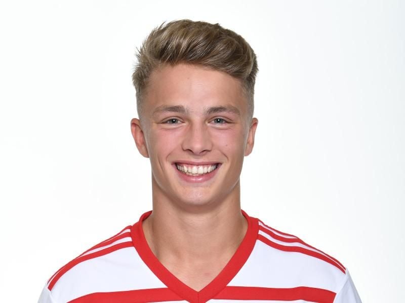 Hamburgs Stürmertalent Jann-Fiete Arp wird mit der goldenen Fritz-Walter-Medaille ausgezeichnet. Foto: Tim Groothuis/Witters GmbH