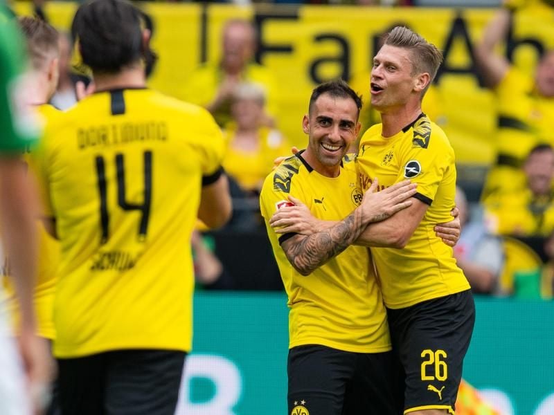 Doppelpacker Paco Alcacer jubelt mit Lukasz Piszczek (r) über seinen Treffer zum 4:1. Foto: Guido Kirchner