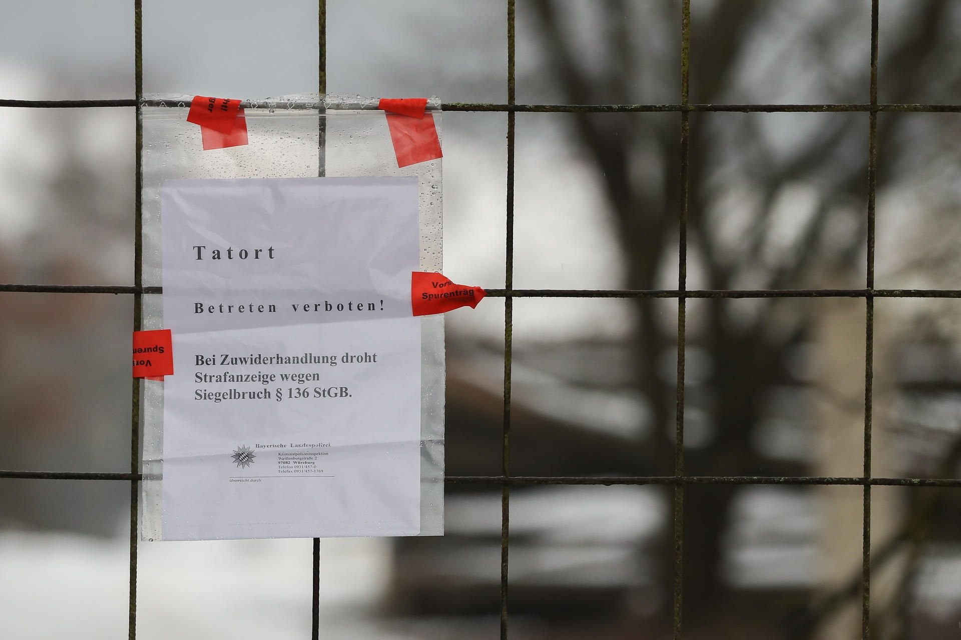 Eine Polizeiabsperrung blockiert im Januar den Weg zu der Gartenlaube, in der die sechs Teenager starben. (Archivbild)