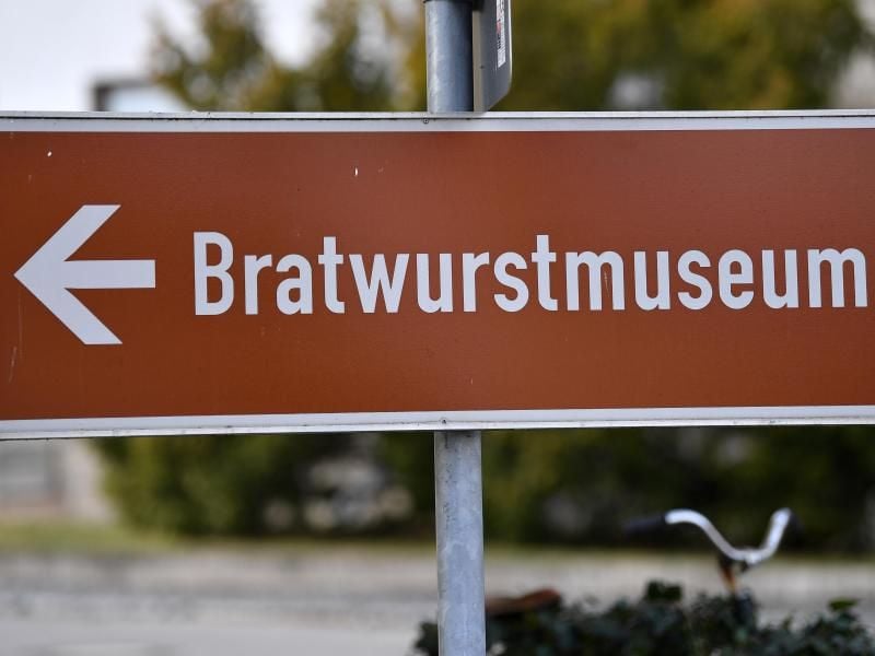 Ein touristischer Wegweiser unweit des bisherigen Standortes des Bratwurstmuseums. Foto: Martin Schutt/zb/dpa/Archivbild
