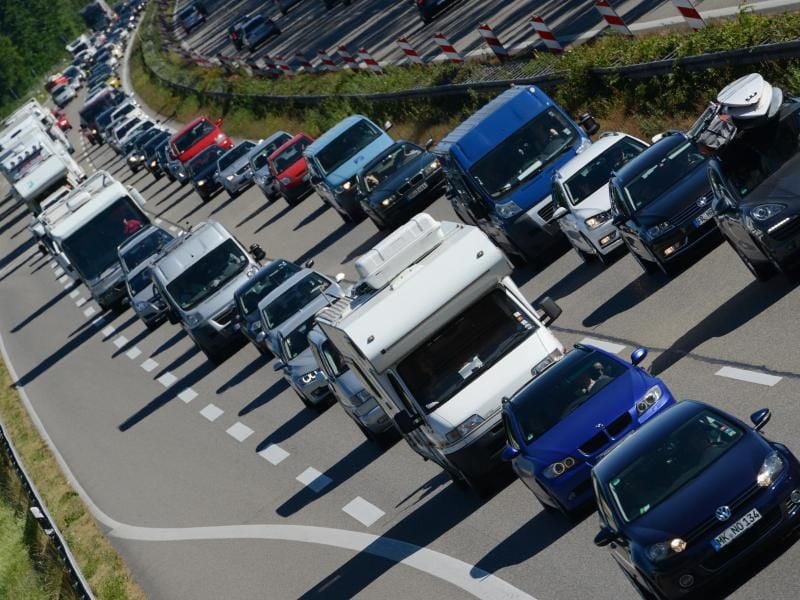 Autos stauen sich auf der Autobahn. Foto: Patrick Seeger/Archiv
