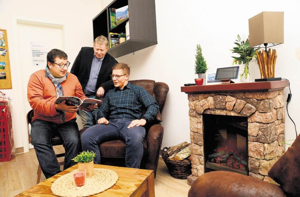 Tom Hillger (rechts), hier in seinem Büro, wurde von Rüdiger Warnicke (links) und Volker Dietrich bei der Existenzgründung oft beraten.