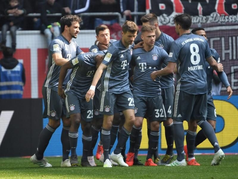 Kingsley Coman (2.v.l.) wird von seinen Teamkollegen gefeiert. Foto: Federico Gambarini