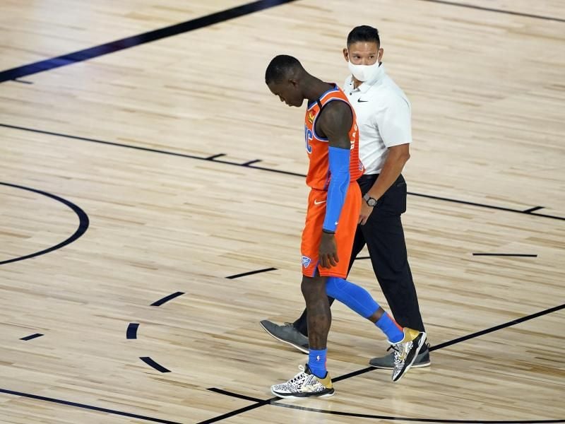 Dennis Schröder von den Oklahoma City Thunder verlässt das Spielfeld, nachdem er ein Foul begangen hat. Foto: Ashley Landis/AP/dpa