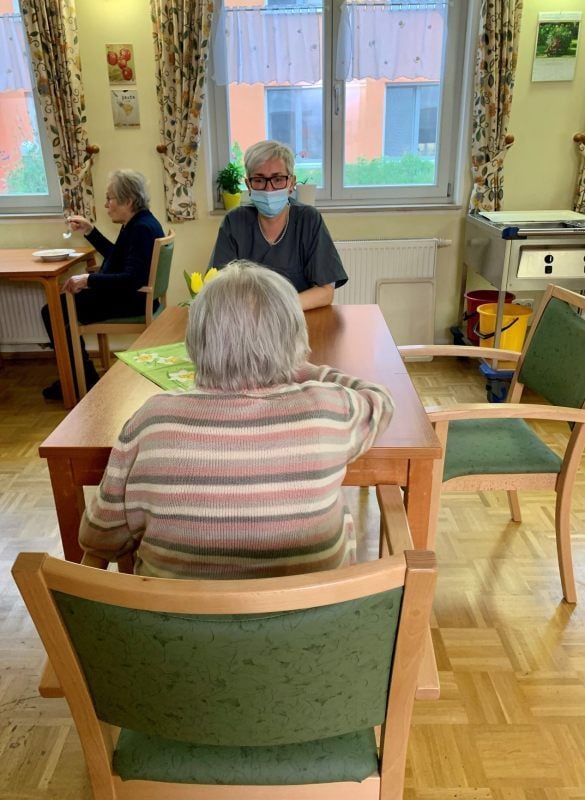 Auch im Tholuck-Haus des Diakoniewerks dürfen Angehörige wieder ihre Lieben besuchen. Allerdings ist der Zutritt zu den Stationen nur mit Mund-Nasenschutz gestattet. Besucher müssen sich vorher anmelden.