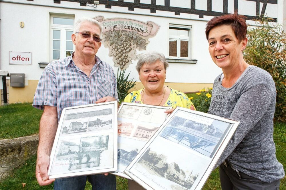 Bernd, Karin und Solveig Tille (v.l.) vor der „Weintraube“ in Mannsdorf