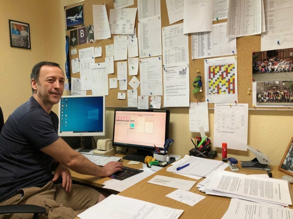 Die Pinnwand ist voller Blätter und Zettel. Frank Oßwald plant für das neue Schuljahr den Einsatz der Lehrer am Goethegymnasium.