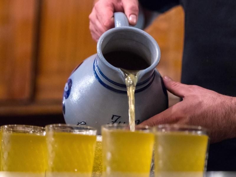 Apfelwein wird in Gläser aus einem Bembel geschenkt. Foto: Andreas Arnold/dpa/Symbolbild