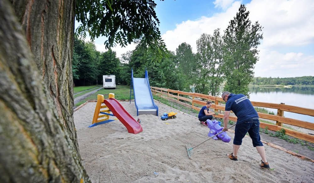Der Spielplatz auf dem Gelände des Strandbades wird täglich für die jungen Benutzer wieder auf Vordermann gebracht.