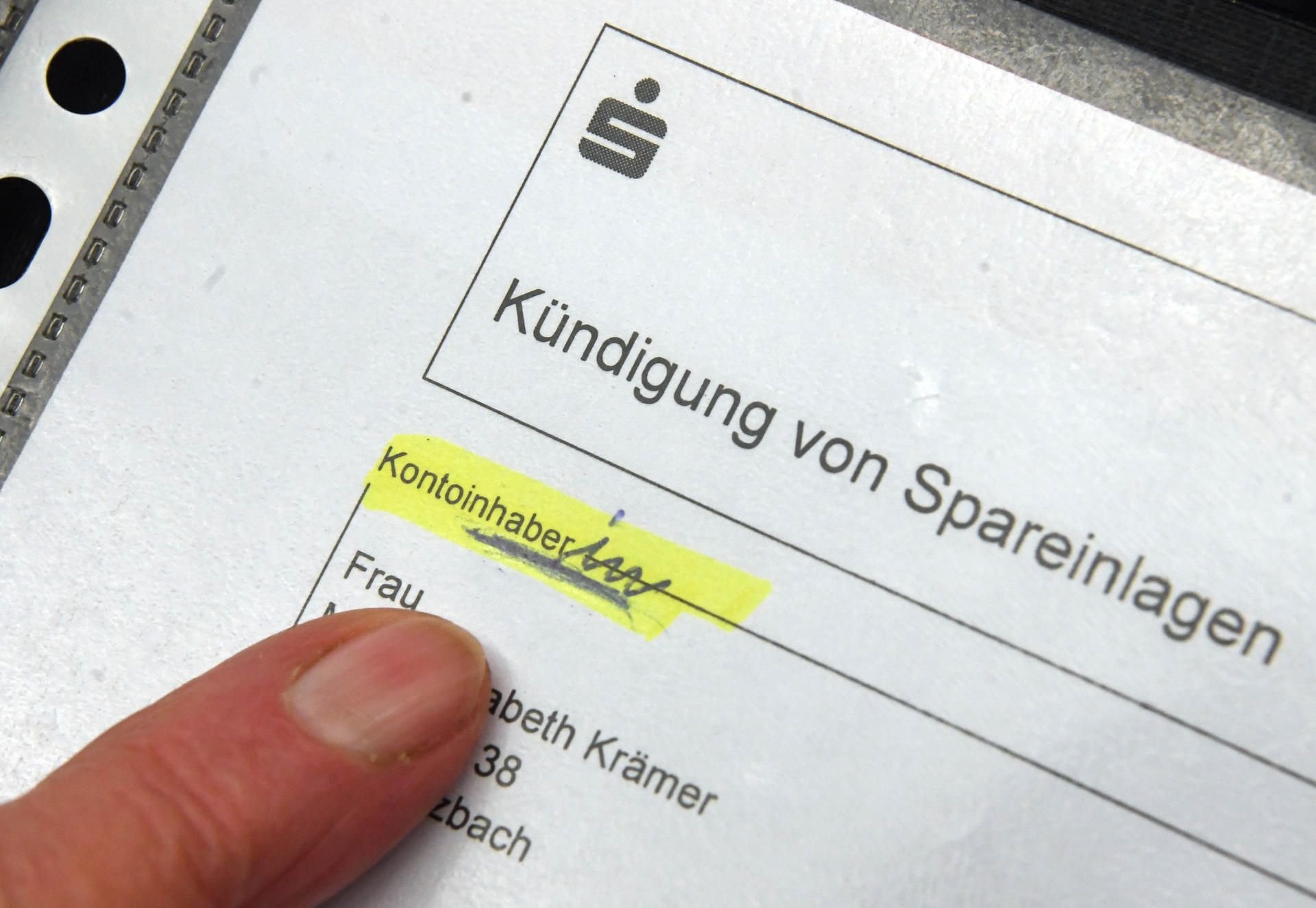 Im Bundesgerichtshof (BGH) werden Formulare der Sparkasse gezeigt, die mit männlicher Anrede versehen sind.