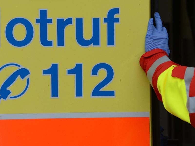 Ist jemand in Lebensgefahr, sollte man die Notrufnummer 112 wählen. Foto: Jens Kalaene