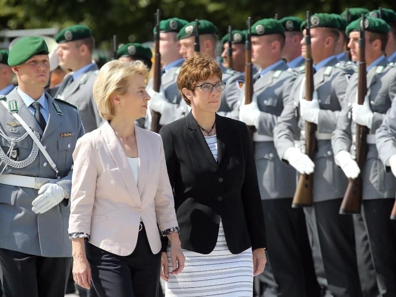 Annegret Kramp-Karrenbauer (r.) und Ursula von der Leyen schneiden in einer aktuellen Umfrage beide nicht gut ab. Foto: Wolfgang Kumm