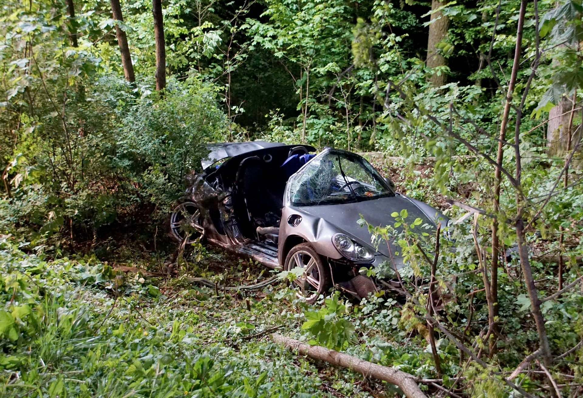 Mosbach: Ein demolierter Sportwagen steht nach einem Unfall neben einer Straße in einem Wald.