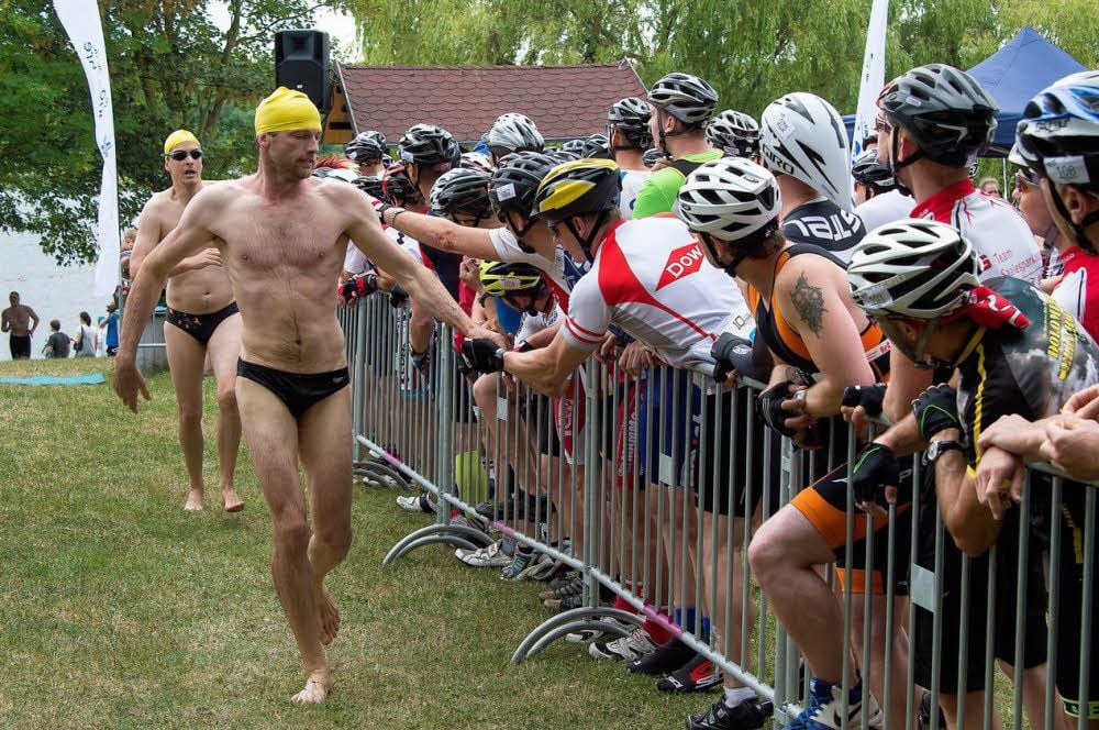 Die Schwimmer übergeben, wie hier im vergangenen Jahr, die Transponder an die Radfahrer.
