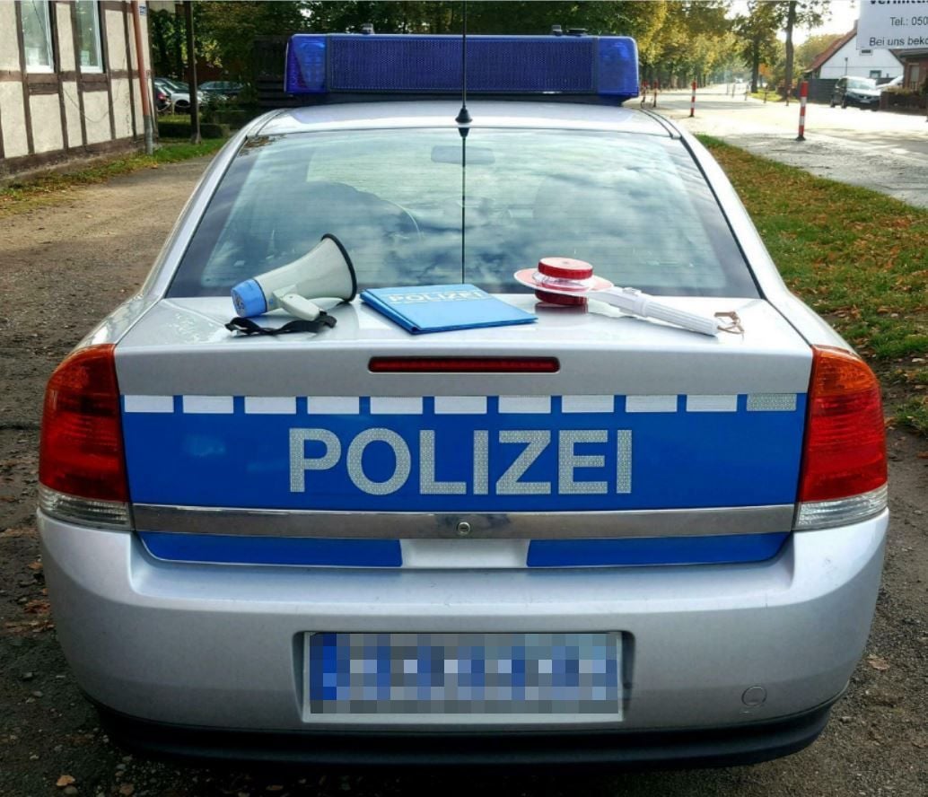 Die Polizei in Celle hat einen nachgebauten Streifenwagen beschlagnahmt.