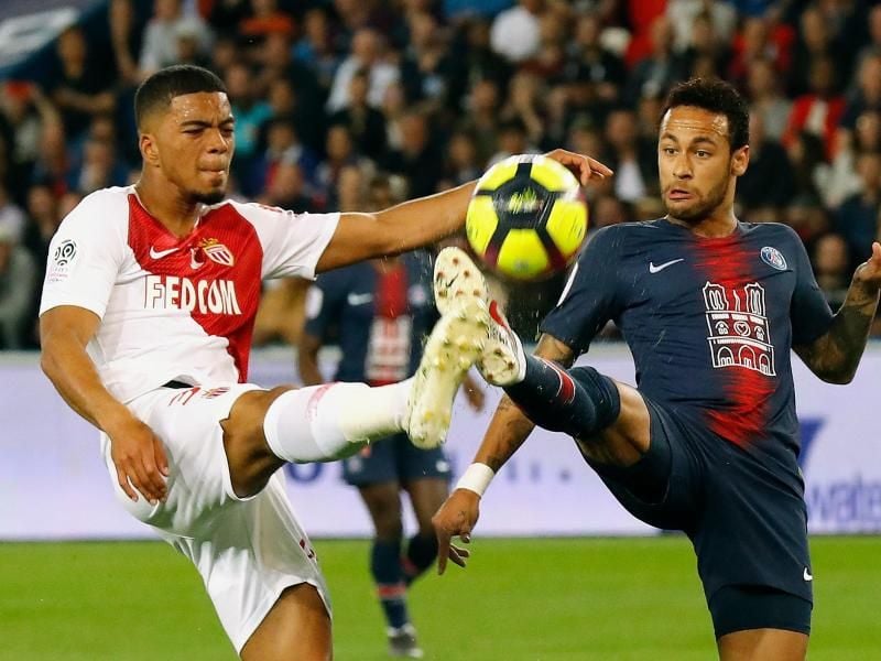 Neymar (r) von PSG und Robert Navarro von Monaco kämpfen um den Ball. Foto: Michel Euler/AP
