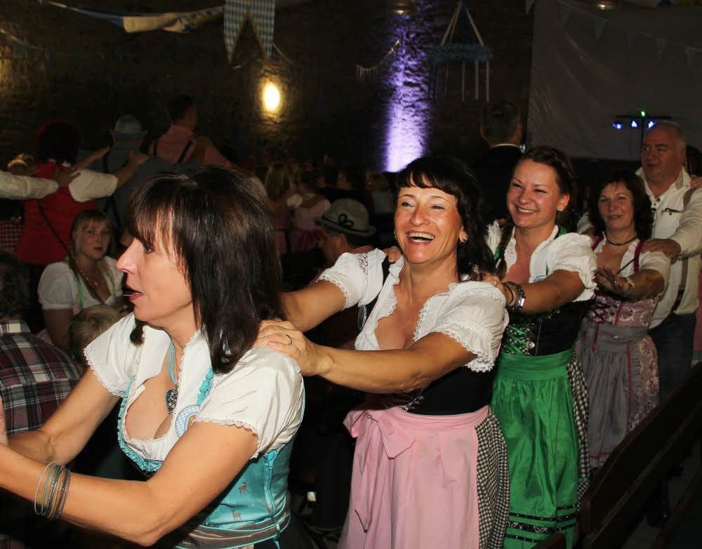 Die Polonaise sorgte am frühen Abend dafür, dass die 200 Gäste in Aderstedt gut in Stimmung kamen.