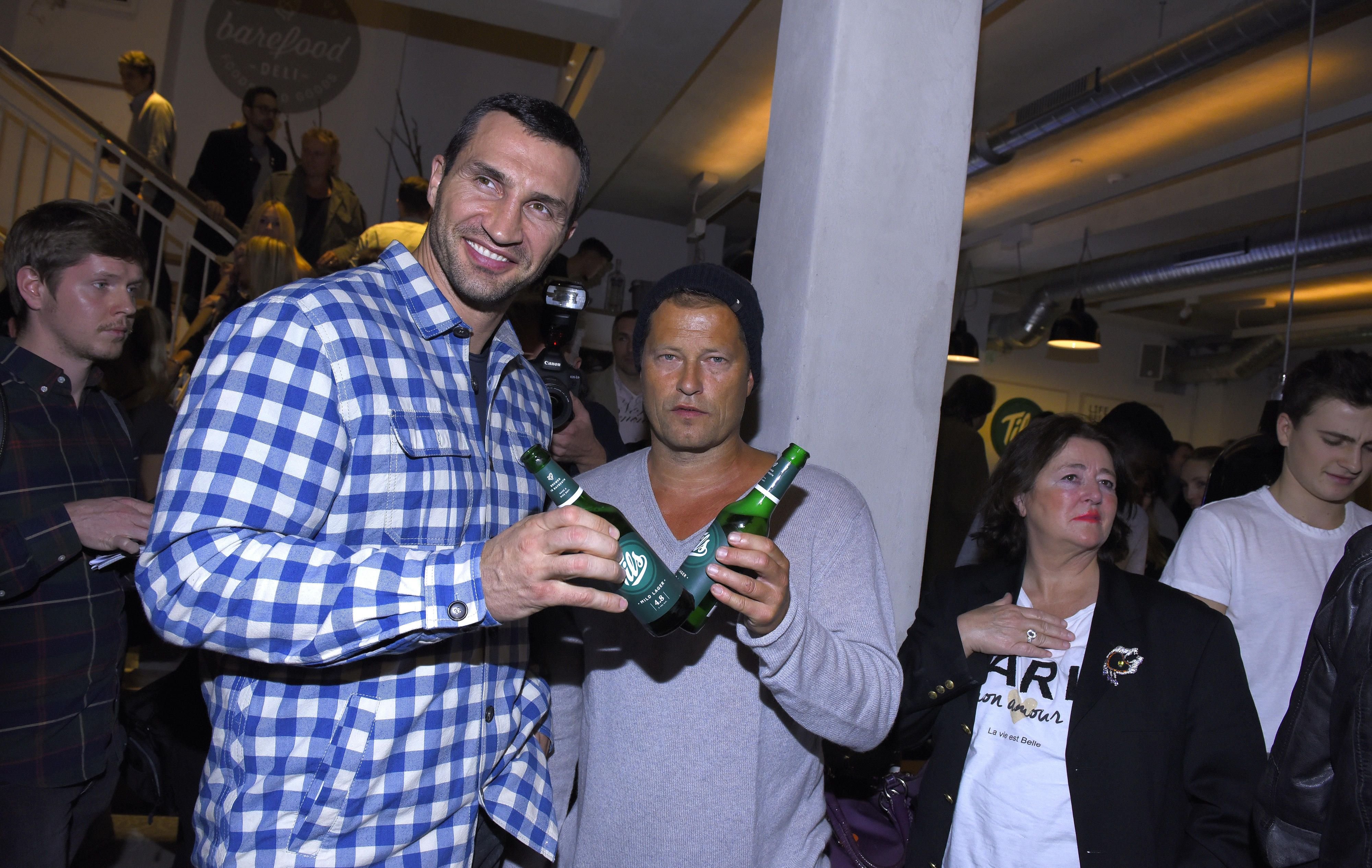 Til Schweiger mit Wladimir Klitschko bei der Eröffnung seines Restaurants "Barefood Deli".