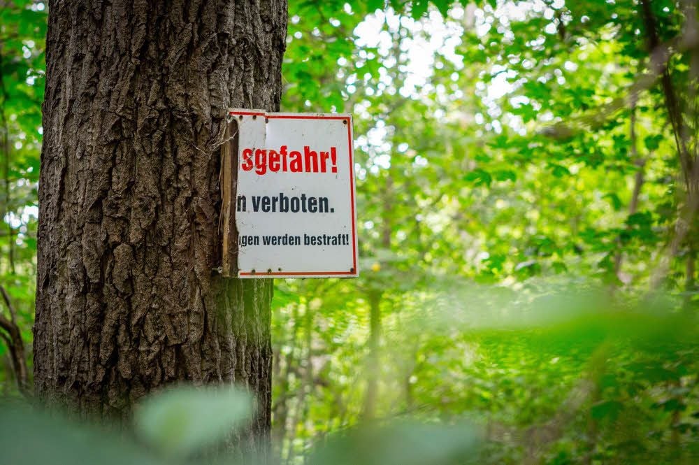 Kaum hängt ein Verbotsschild, wird es gleich wieder zerstört.