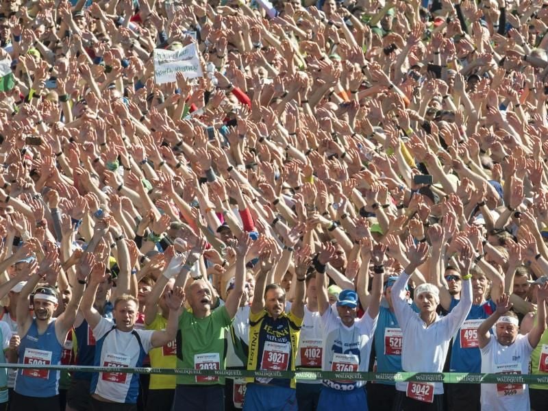 Die Teilnehmer des 47. GutsMuths-Rennsteiglaufes wärmen sich vor dem Start auf. Foto: Jens-Ulrich Koch