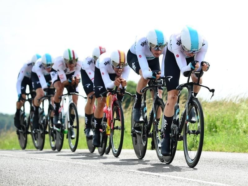 Das Team Sky gewinnt das Mannschaftszeitfahren. Foto: Europa Press