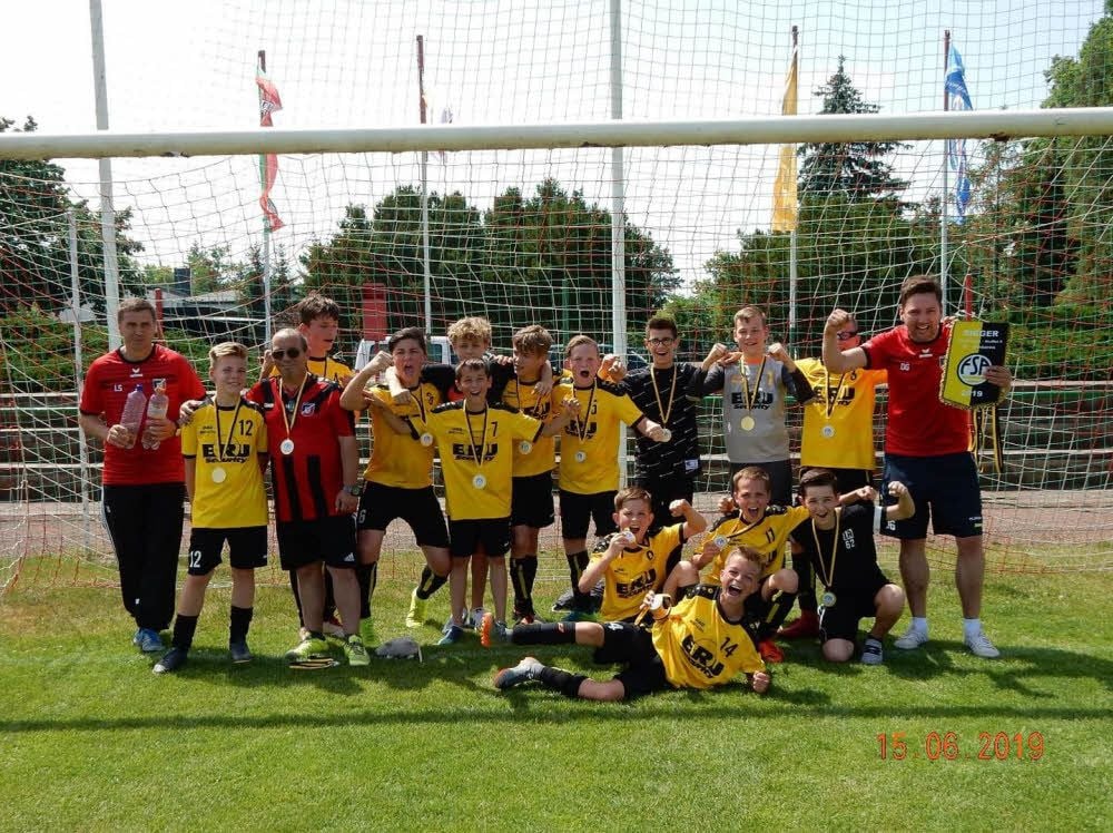 Das von Lennert Stelzer (l.), Ralf Holzheimer (3.v.l.) und Daniel Götze (r.) trainierte D-Junioren-Team des SCN ist Dritter auf Landesebene geworden.