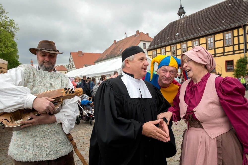 Mitglieder des neuen Annaburger Kultur- und Theatervereins AKUT nutzten das Fest, um sich und ihre Arbeit zu präsentieren.