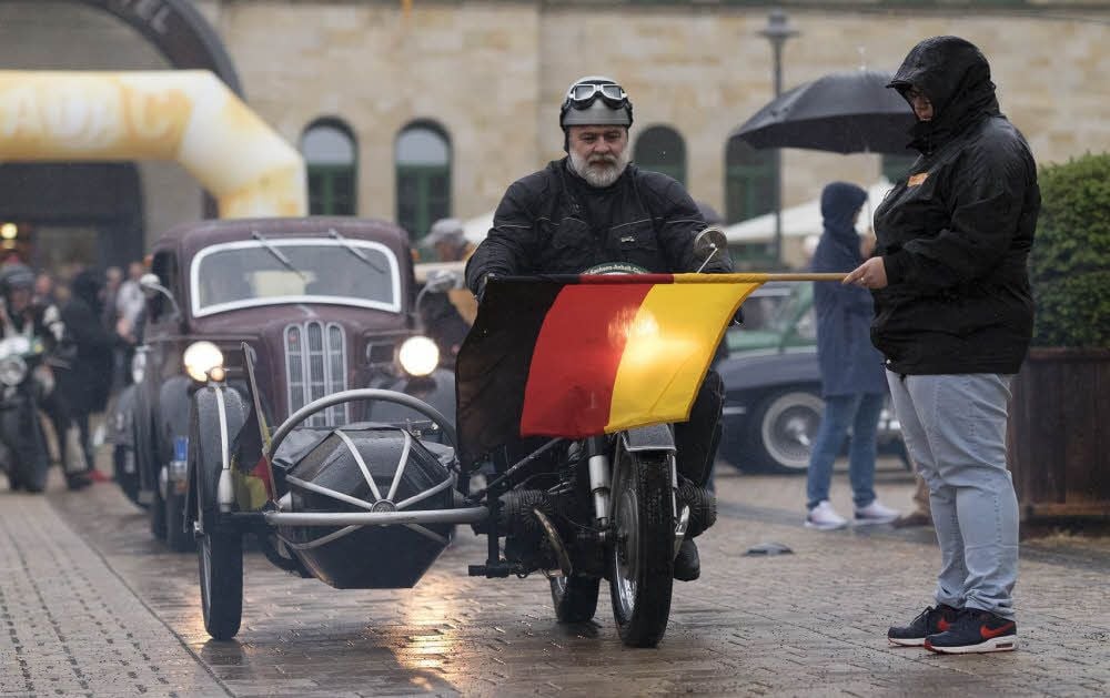 Trotz des Regens wurde der Terminplan der Ausfahrt im Rahmen der ADAC-Sachsen-Anhalt-Classic in Blankenburg eingehalten.