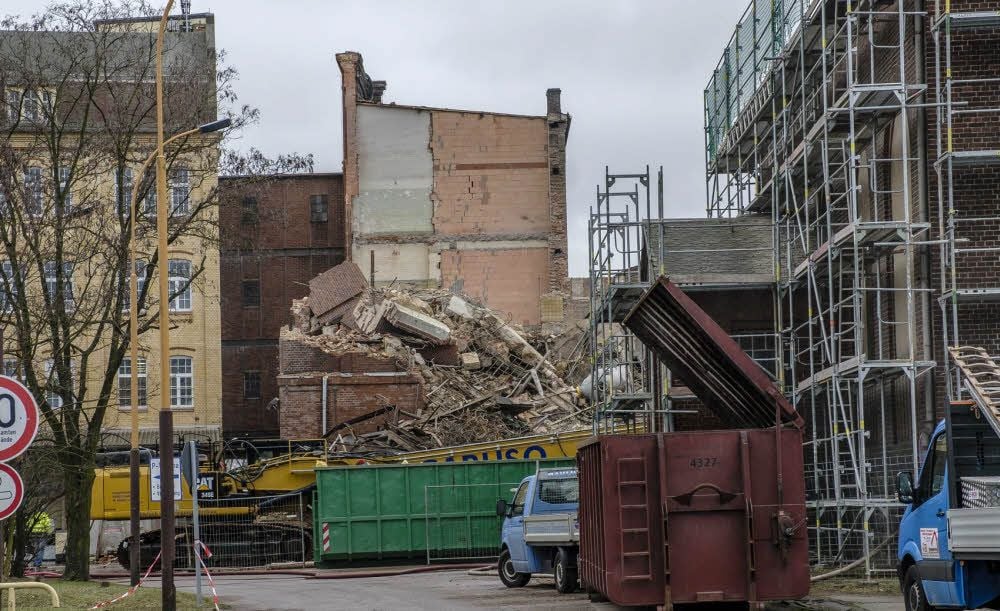 Anfang der Woche war schon kaum mehr was übrig vom 25 Meter hohen Kesselhaus. Rechts im Bild: das eingerüstete Maschinenhaus