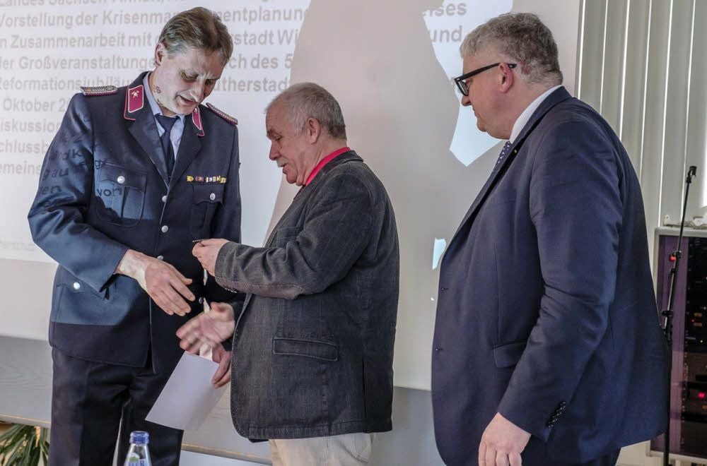 Für außergewöhnliche Leistungen erhielt Holger Dorn (Boßdorf) vom Landrat die „Feuerwehrspange“.