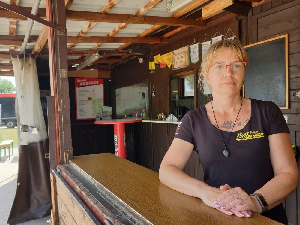 „Eine Ära geht zu Ende“, sagen die Kunden von Simone Neumann, die ihre „Bruzzelhütte“ jetzt aufgibt.