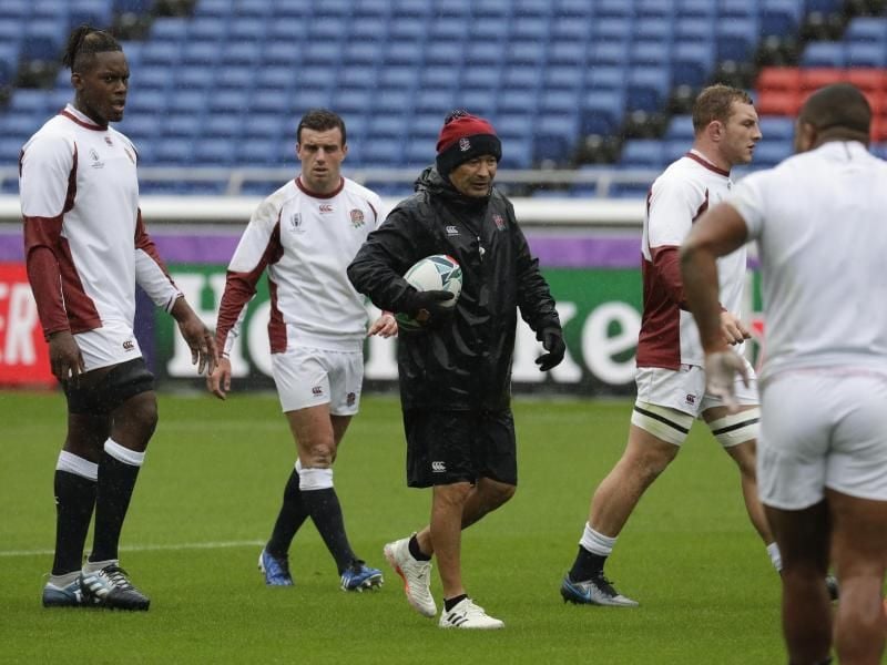 Eddie Jones (M.) will mit England Rugby-Weltmeister werden. Foto: Aaron Favila/AP/dpa