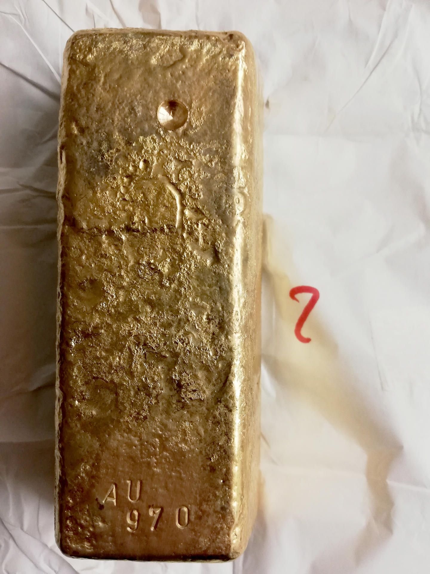 Im Bild einer von sechs verheimlichten Goldbarren, die die Zöllner bei einer Kontrolle an der Autobahn 8 bei Ulm entdeckt haben.