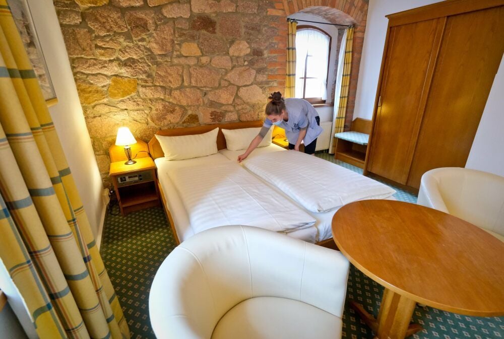 Eine Mitarbeiterin richtet ein Zimmer im Hotel Ankerhof her: Das hat auch weiterhin geöffnet.