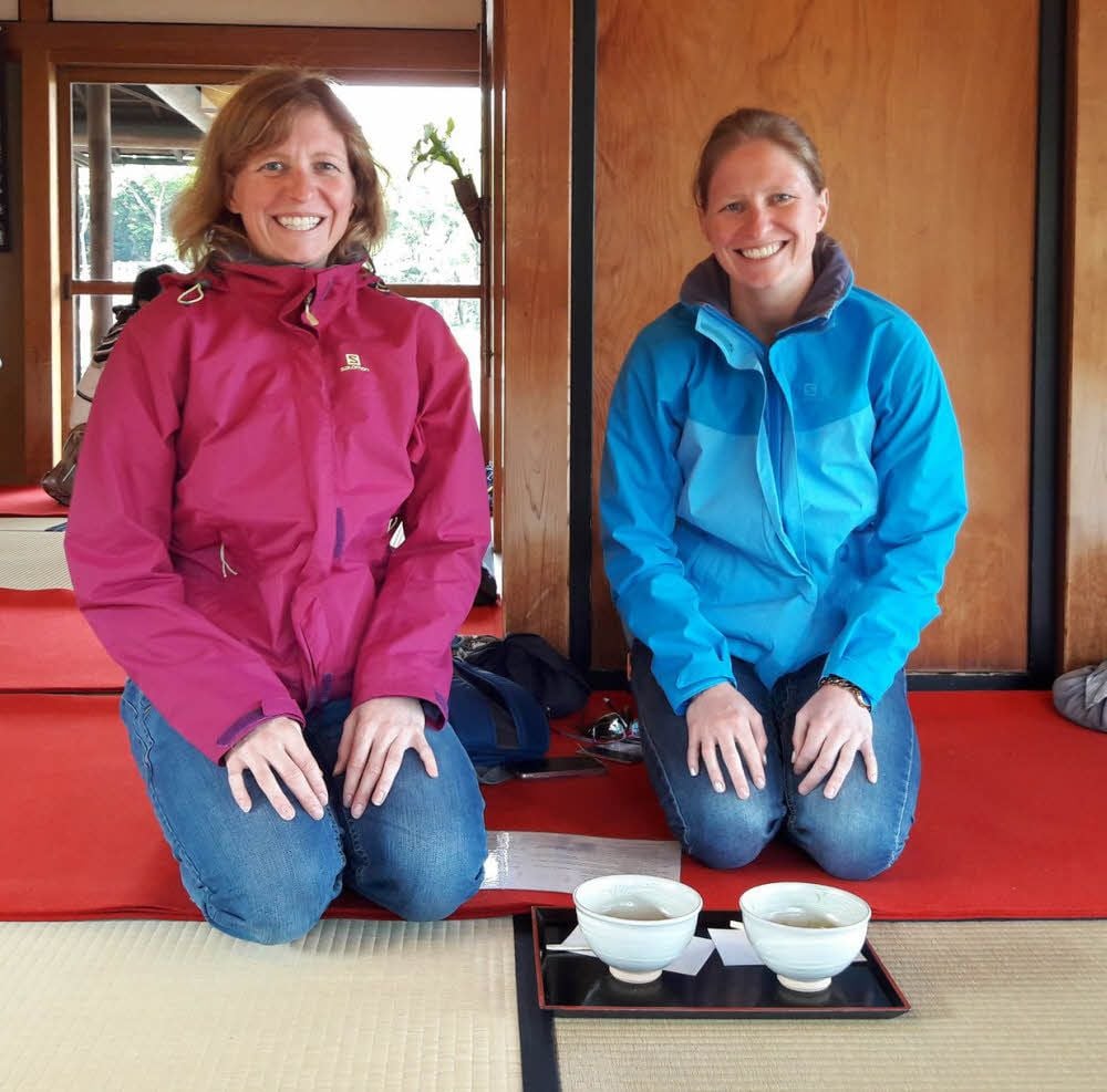 Franziska (l.) und Stefanie Hildebrand in einem Restaurant in Japan