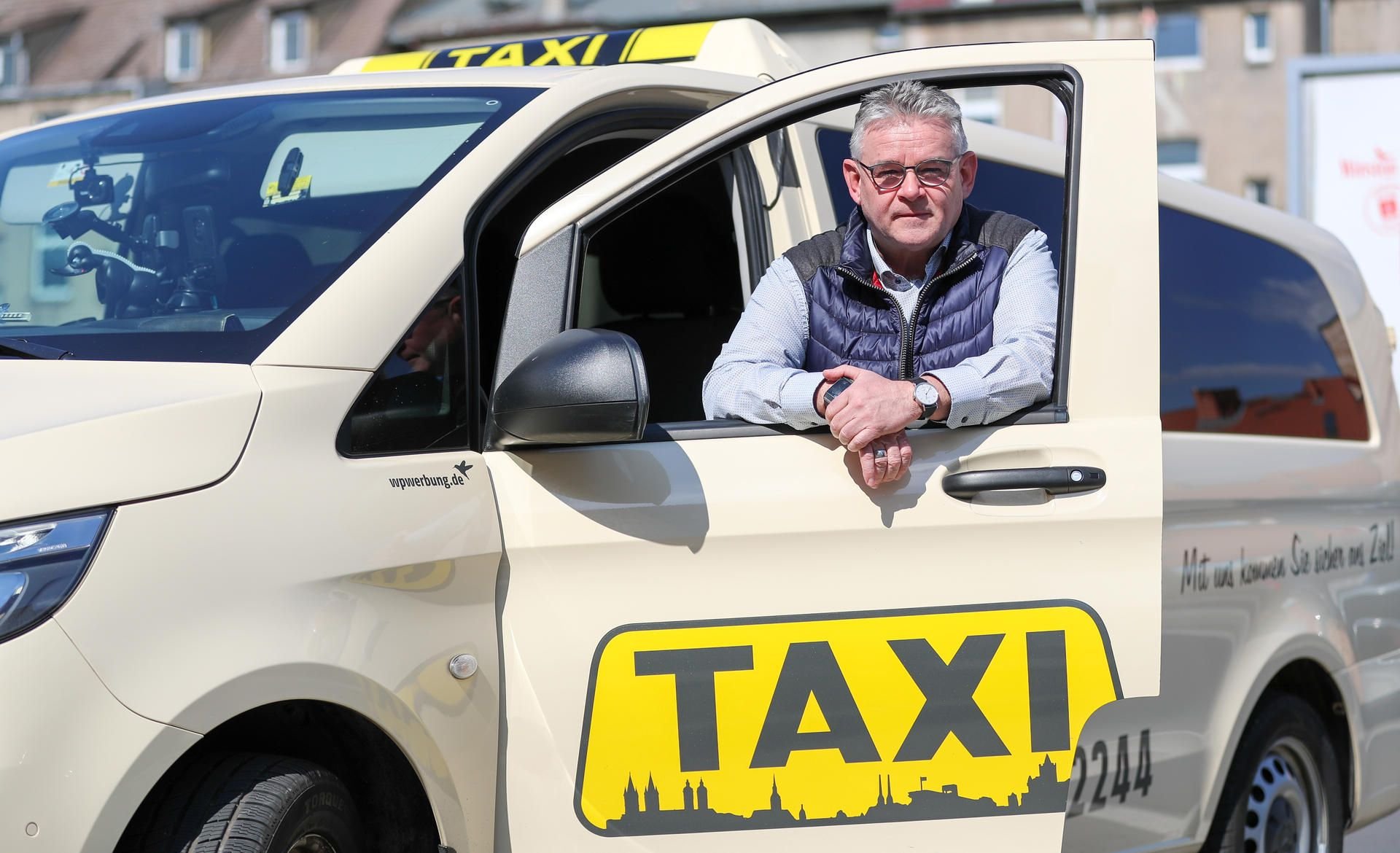 Lutz Möbius, Taxiunternehmer, steht an einem Taxi. Patientenfahrten sind die letzten verlässlichen Einnahmen für Taxifahrer während der Corona-Krise.