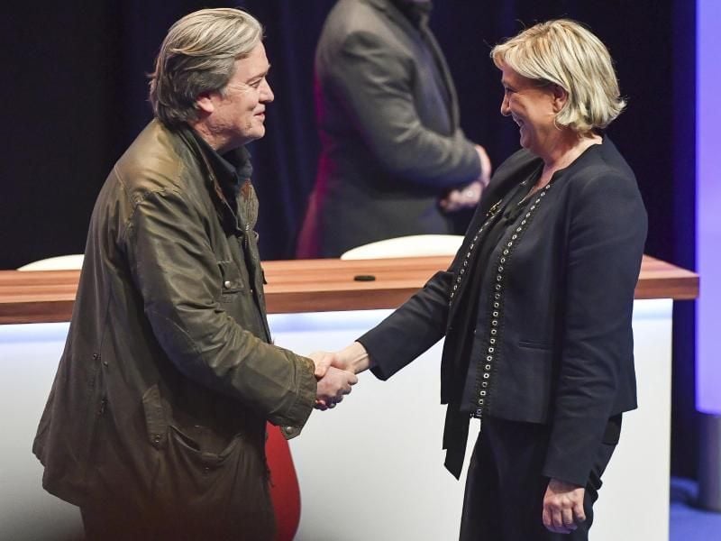 Steve Bannon ehemaliger Chefstratege des Weißen Hauses, wird von Marine Le Pen begrüßt. Foto: AP