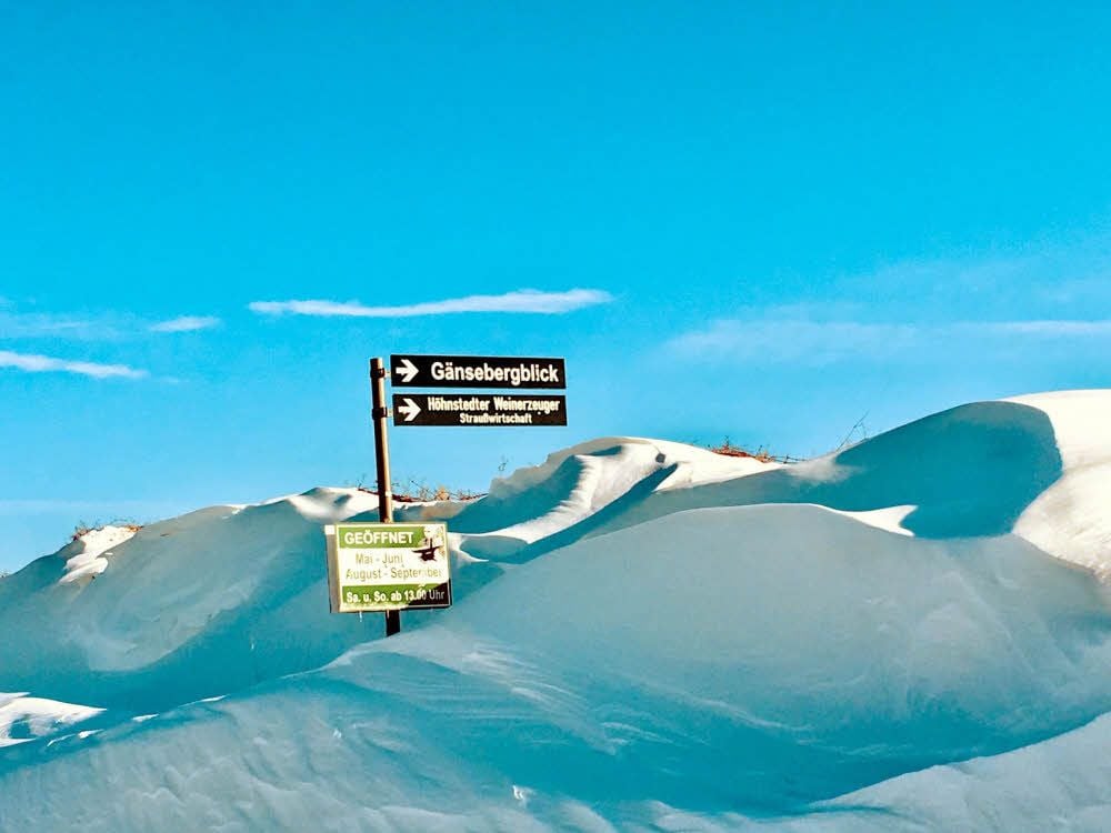 Schneeverwehungen bei Rollsdorf so weit das Auge reicht