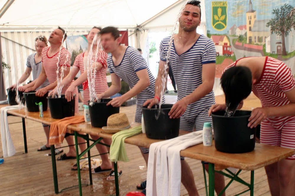 Für ein viel bejubeltes, ganz besonderes „Wasserballett“ sorgten diese jungen Herren mit ihrer ausgefallen choreografierten Gruppen-Kopfwäsche im Düßnitzer Festzelt. Offenbar auch eine Seite des dörflichen Vereinslebens.