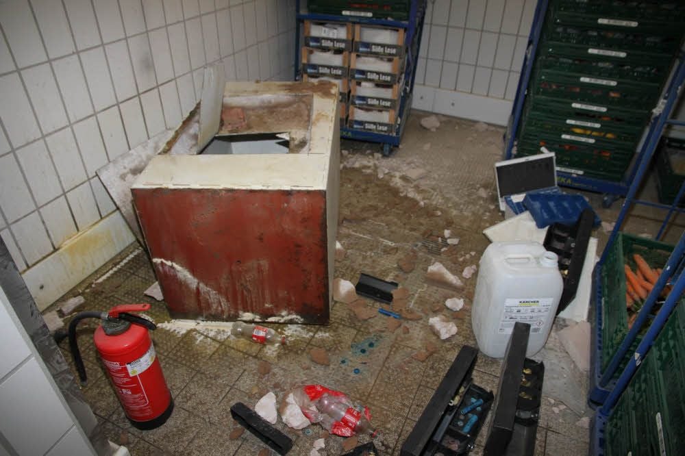 Einbruch in den Edeka-Markt im Bad Kösener Ritterbad-Carré. Mit einem Winkelschleifer und anderem Werkzeug haben die Täter im Gemüselager den Tresor geknackt. Der Schrank stand vorher eine Etage höher im Büro des Marktleiters. Per Feuerlöscher wurden Spuren beseitigt.