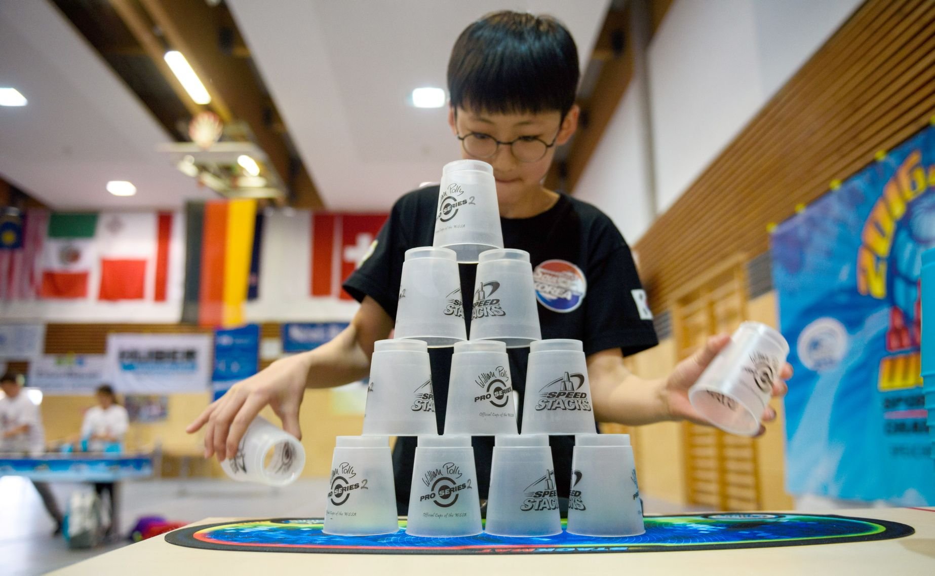 Min Jae Jeong des koreanischen Stacking-Teams stapelt im April 2016 in Speichersdorf (Bayern) Becher zu einer Pyramide.