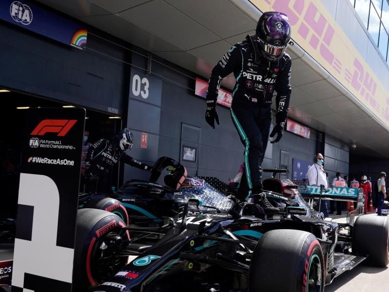 Mit einer Fabelrunde in der Qualifikation schockte Lewis Hamilton die Konkurrenz. Foto: Will Oliver/Pool'EPA/AP/dpa