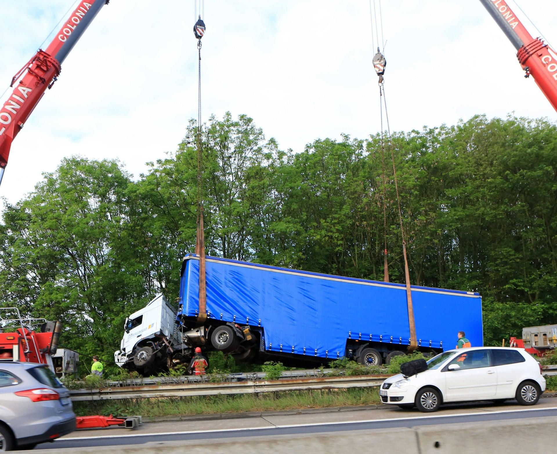 Ein Lkw wird mit Kränen geborgen. (Symbolfoto)
