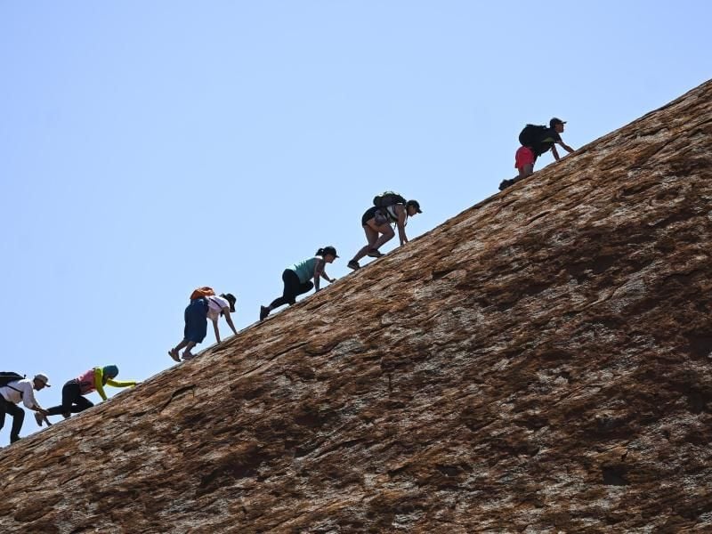 Das Besteigen des Uluru wird verboten. Foto: Lukas Coch/AAP/dpa