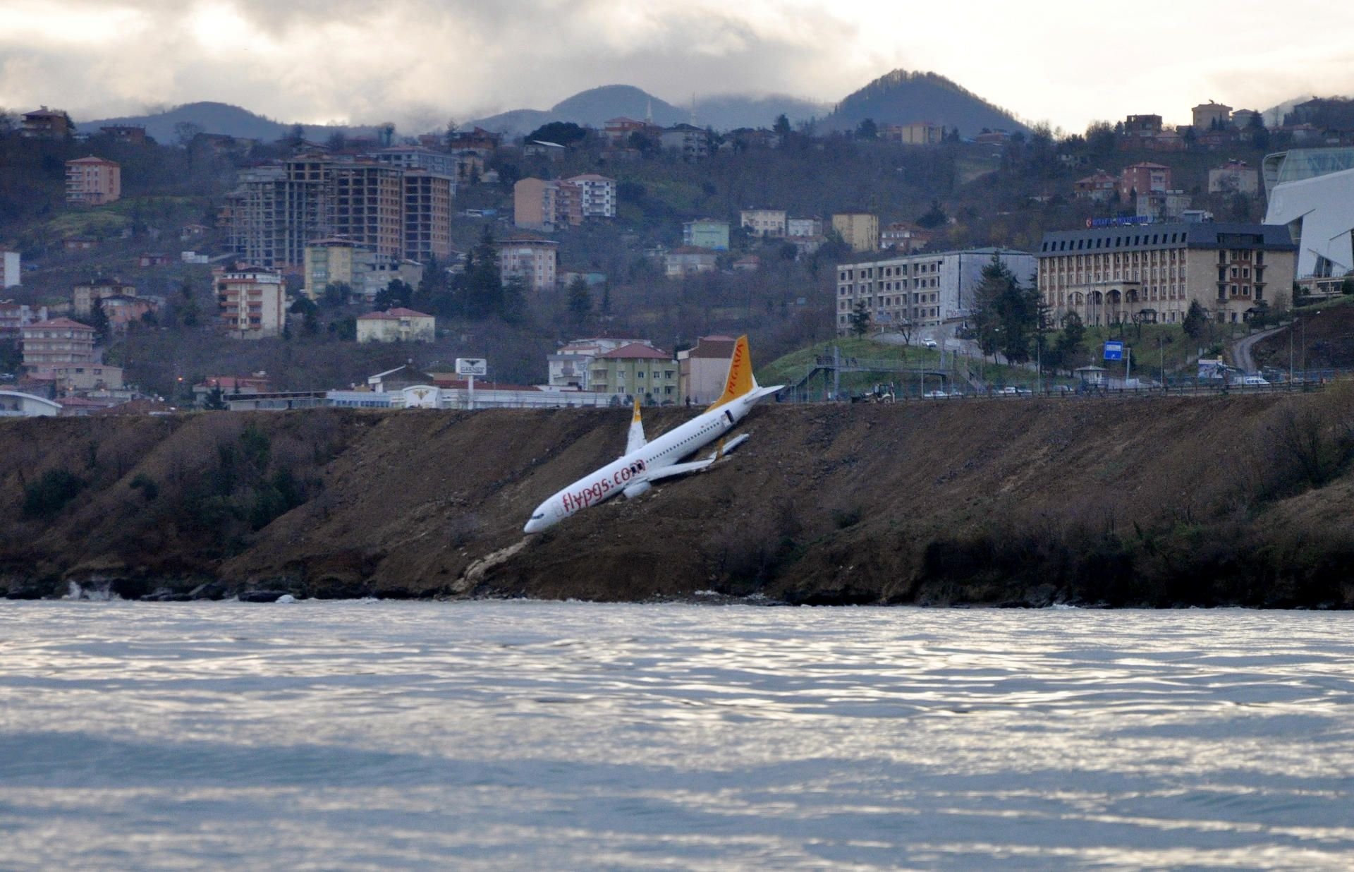 Die Boeing 737 von Pegasus Airlines kam am Samstagabend von der Landebahn ab und rutschte auf das Schwarze Meer zu.