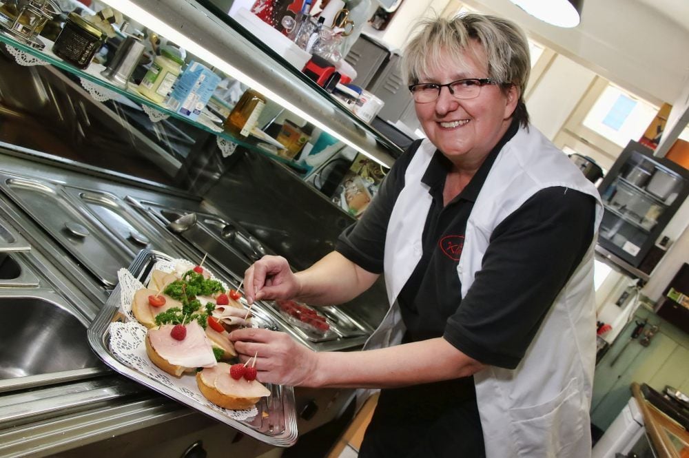 Mit Brötchen hält Andrea Gebhardt von der „Klemme“ in Sangerhausen die Stammkunden bei der Stange.
