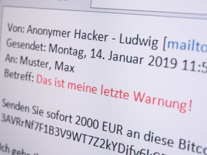 Keine Panik: Wer eine Erpresser-Mail bezüglich eines vermeintlichen Pornovideos erhalten hat, sollte auf keinen Fall auf die Forderungen eingehen. Foto: Robert Günther/dpa-tmn