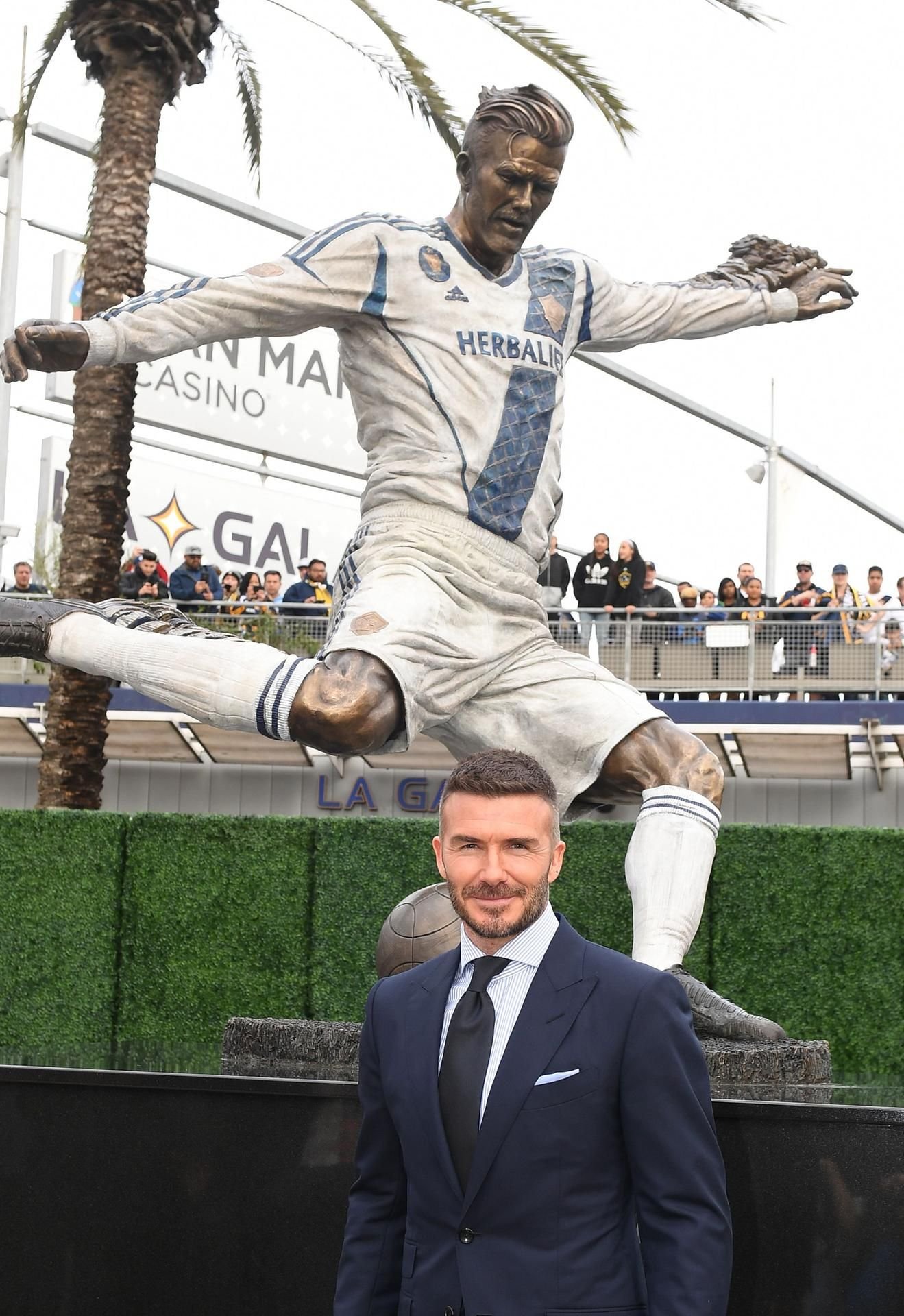 David Beckham posiert vor seiner richtigen Statue.